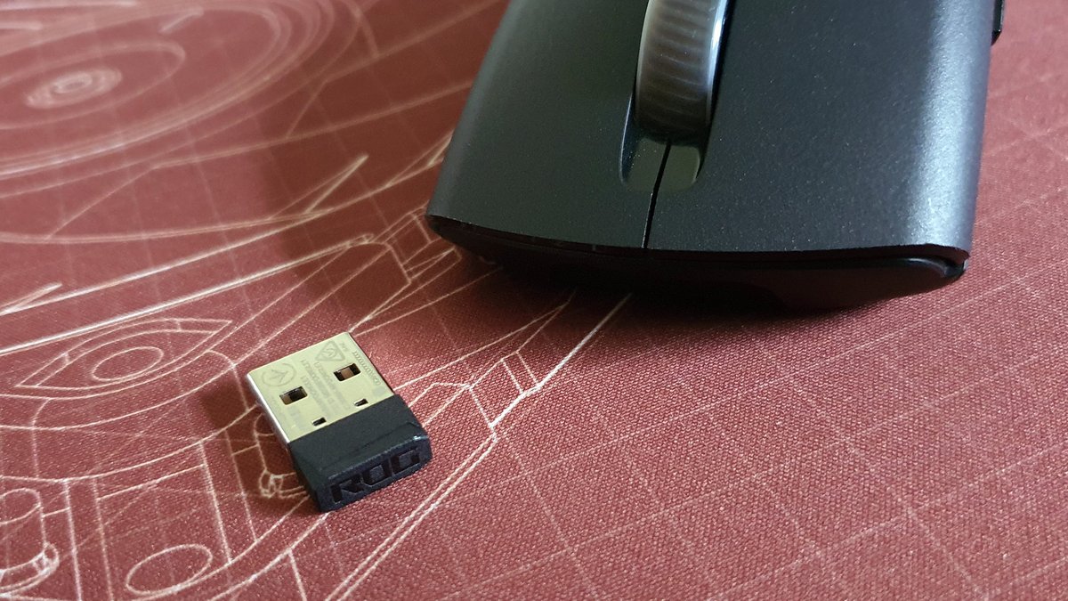 Le minuscule dongle USB RF 2,4 GHz... à ne pas perdre © Nerces pour Clubic