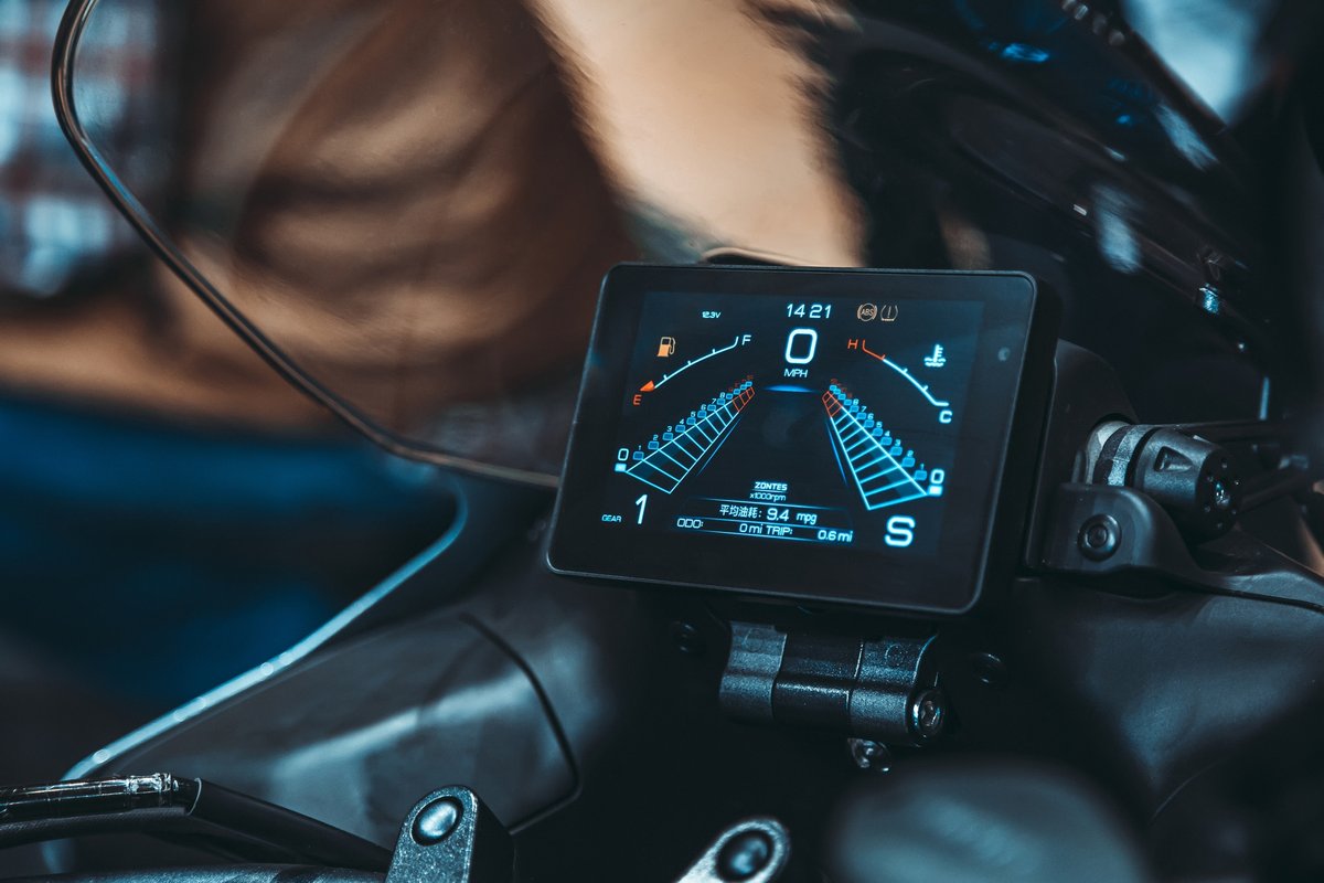 Indicateurs de vitesse et de performance sur l'écran d'une moto © Cheshir.002 / Shutterstock