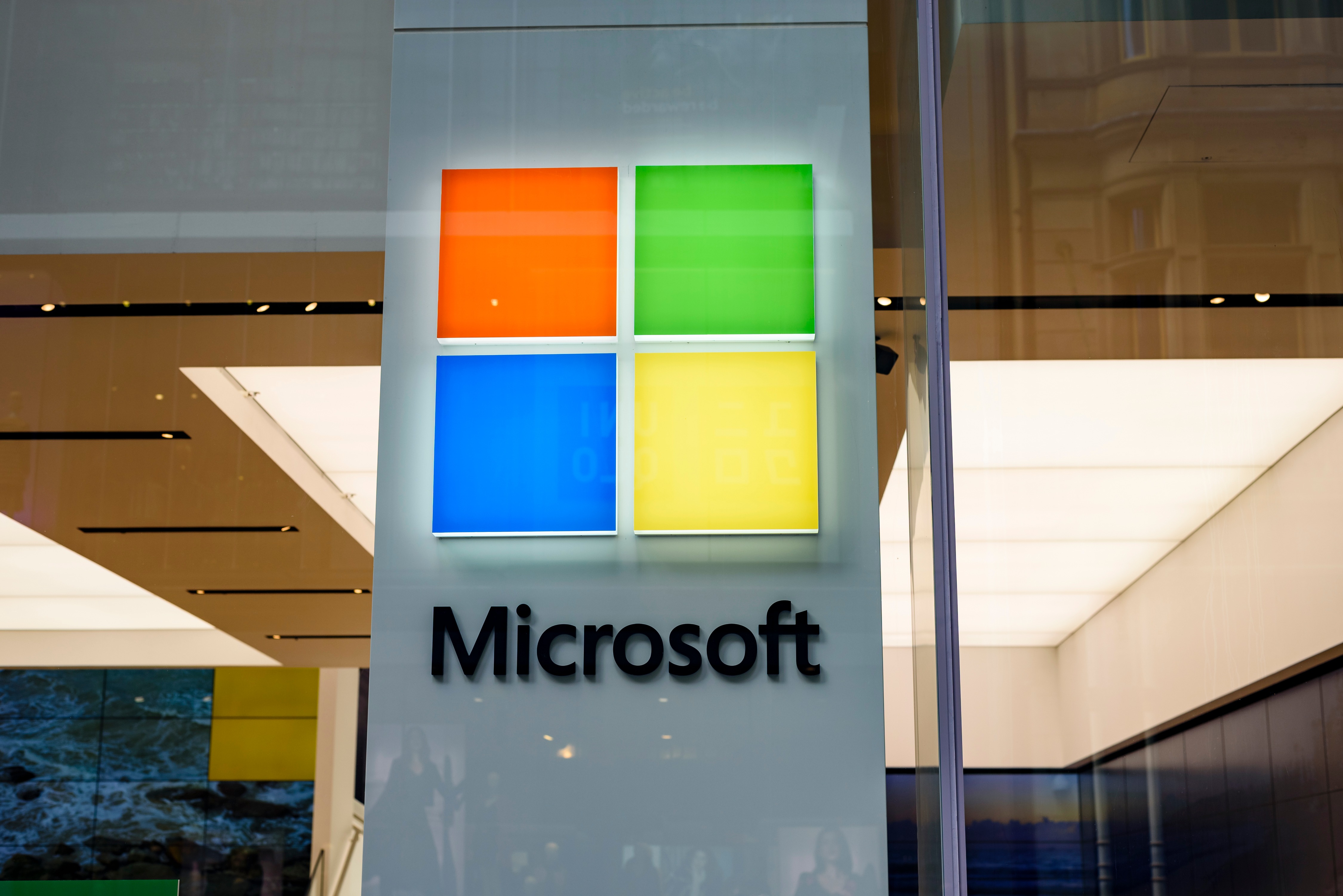 Microsoft sort son chéquier et jette son dévolu sur une société d'intelligence artificielle des Émirats arabes unis