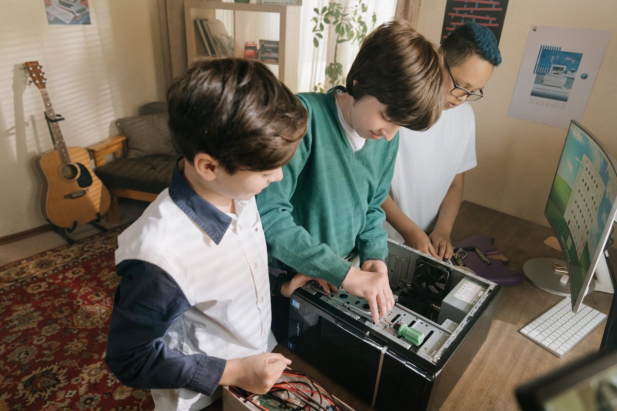 Les garçons sont encouragés à se spécialiser dans le numérique © cottonbro studio / pexels