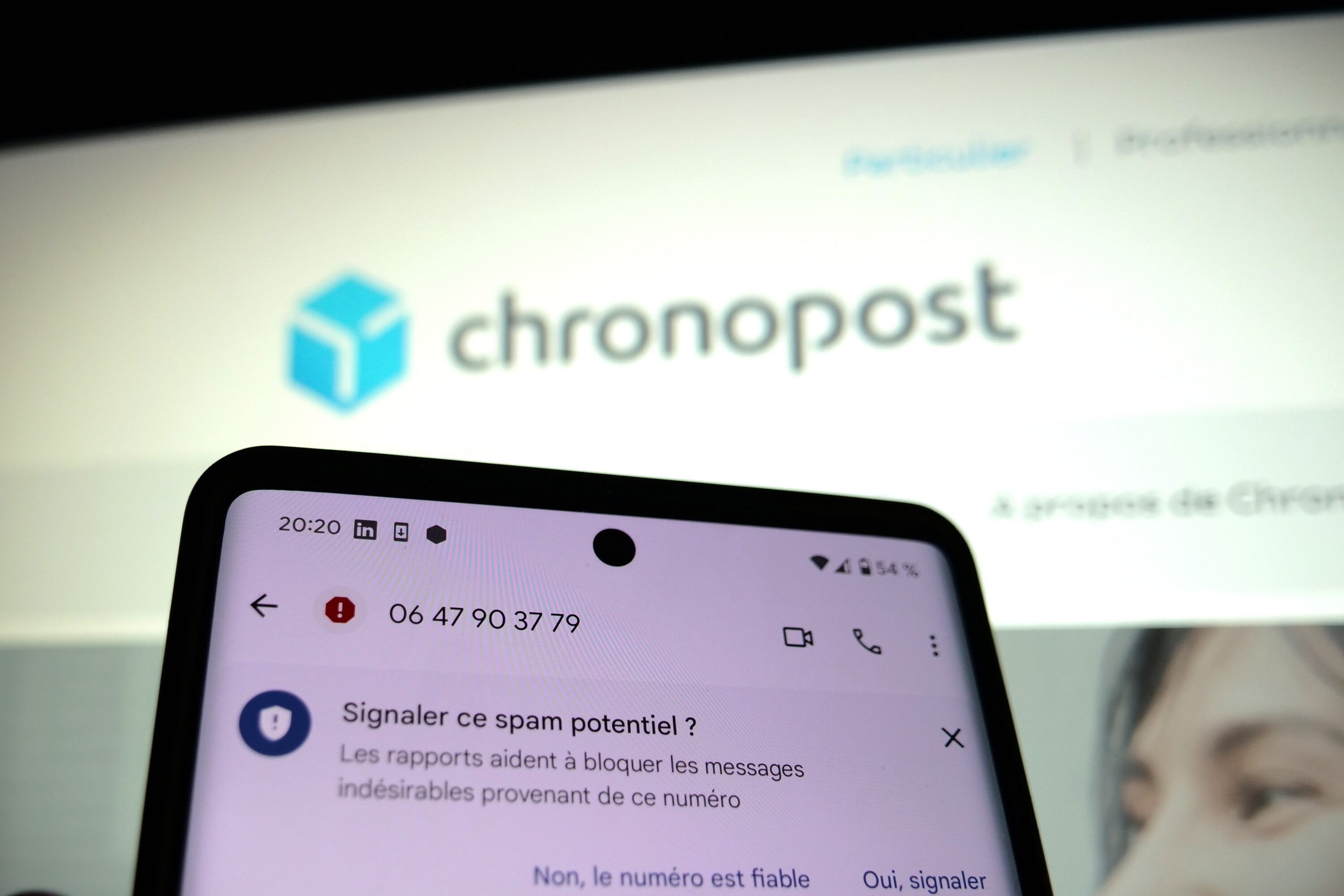 Chronopost : un faux SMS de livraison de colis circule, les hackers redoublent d'efforts pour piéger les consommateurs