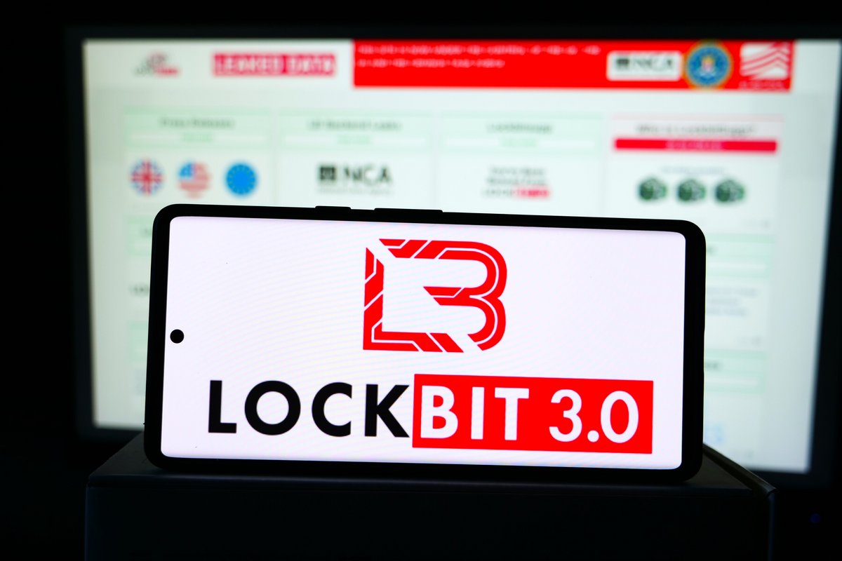 LockBit, logo sur smartphone © Alexandre Boero / Clubic