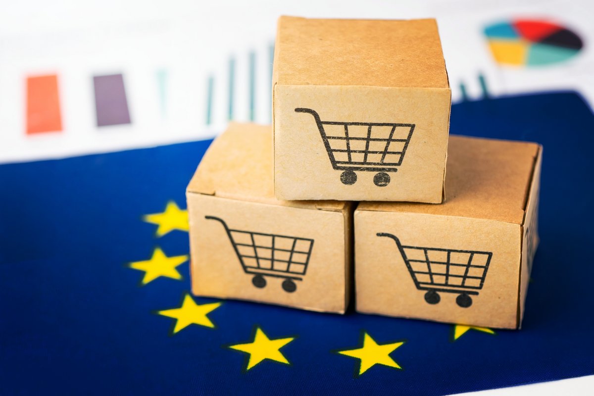 Boîte avec logo de panier et drapeau de l'Union européenne © laobogruan / Shutterstock