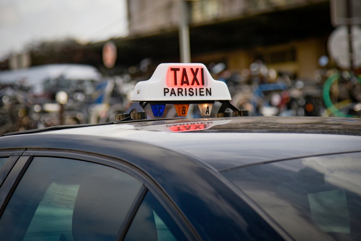 Vue d'un panneau de taxi parisien © photofort 77 / Shutterstock.com