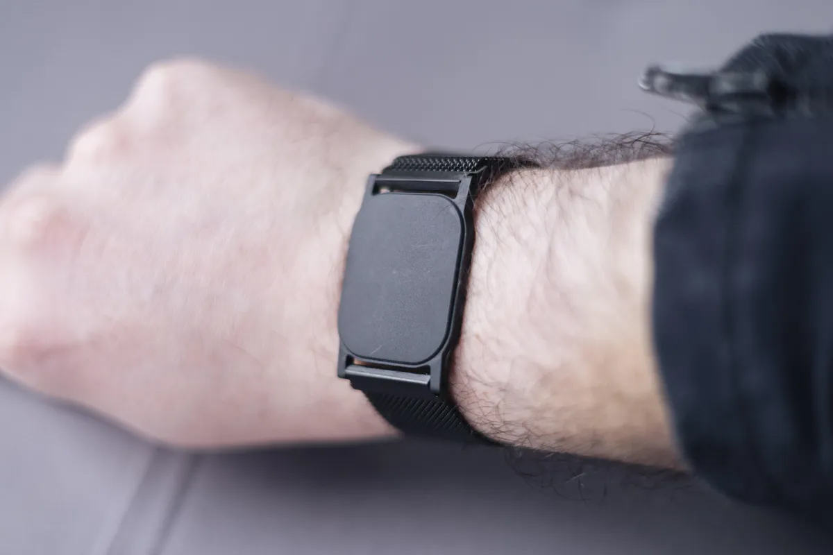 Wearing this bracelet is essential to be able to attach the flexible Motorola smartphone to it © CNET