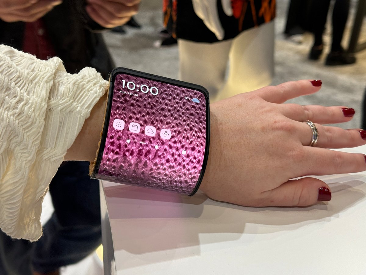 Lenovo présente un concept de smartphone qui se porte au poignet. ©️ Colin Golberg pour Clubic