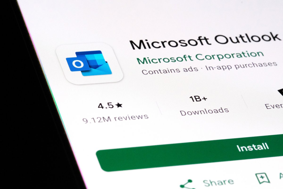 Logo Microsoft Outlook sur smartphone © Shutterstock)