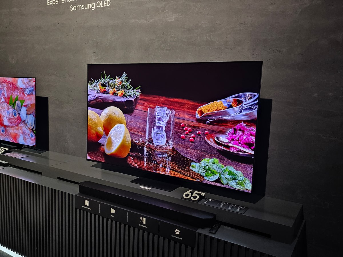 Le Samsung S95D, le téléviseur OLED phare de la marque pour 2024. © Matthieu Legouge pour Clubic