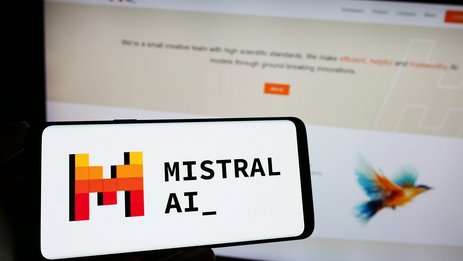 Après OpenAI (ChatGPT), Microsoft investit dans Mistral, la nouvelle pépite française de l'intelligence artificielle