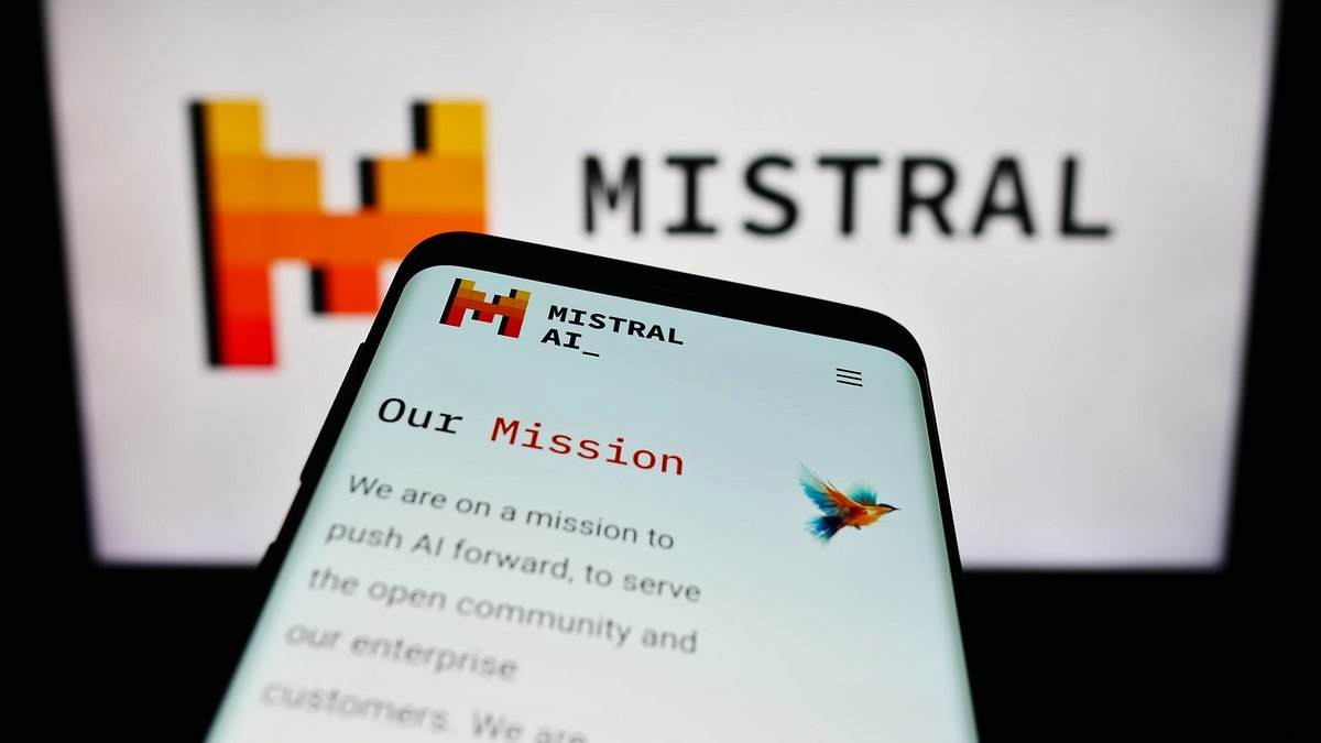 Le logo de Mistral AI affiché sur un smartphone et un écran © T. Schneider / Shutterstock.com