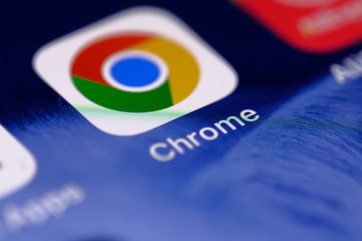 Google Chrome sur un un écran d'iPhone © 2lttgamingroom / Shutterstock.com