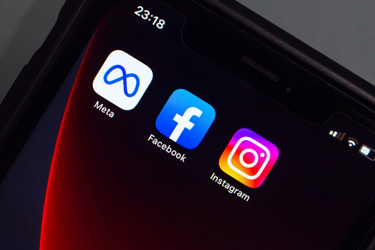 Les logos des réseaux du groupe Meta, Facebook et Instagram, affichés sur un smartphone © Koshiro K / Shutterstock.com