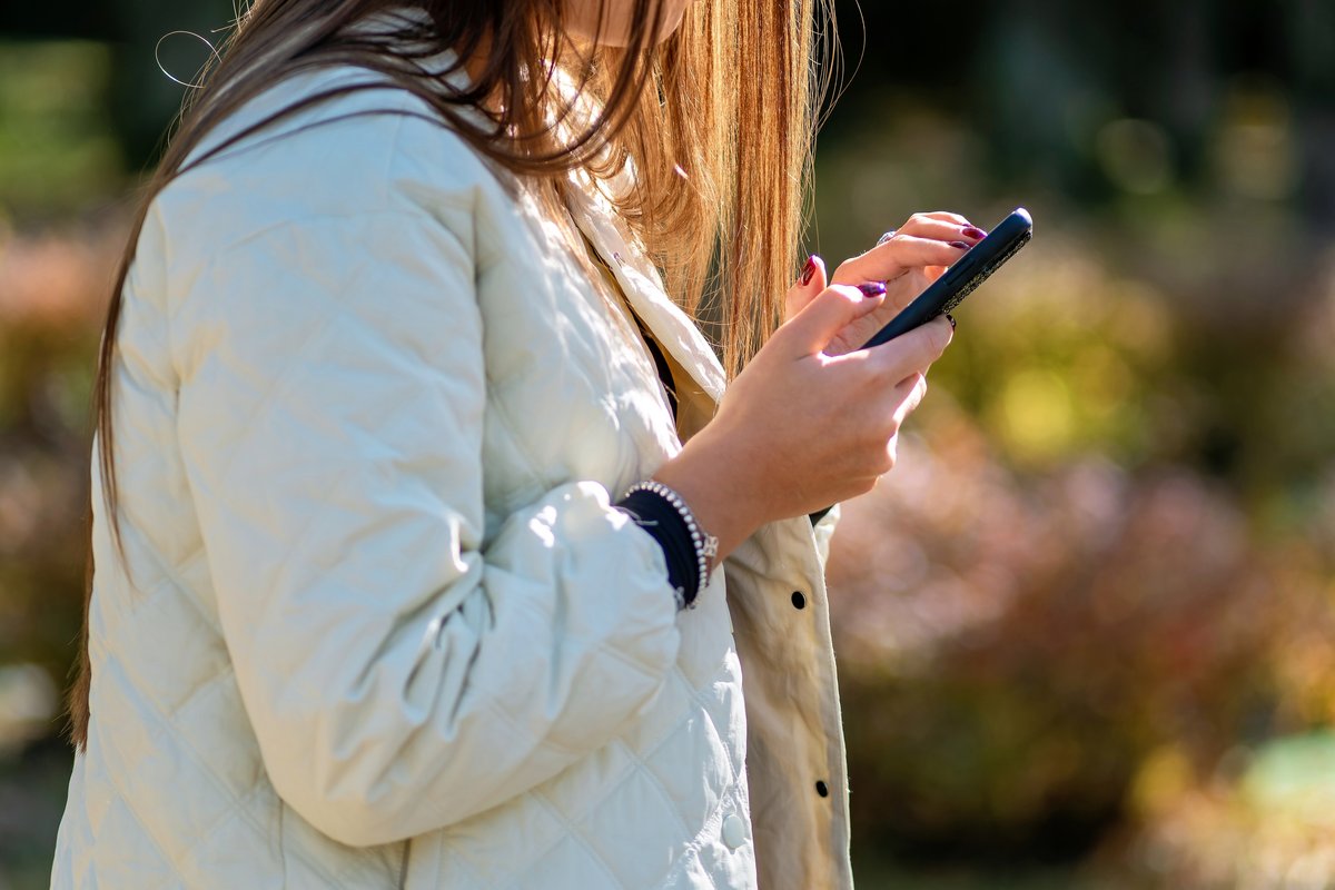 Gros plan d'une personne envoyant des SMS sur un téléphone portable © Kostiantyn Batylchuk / Shutterstock