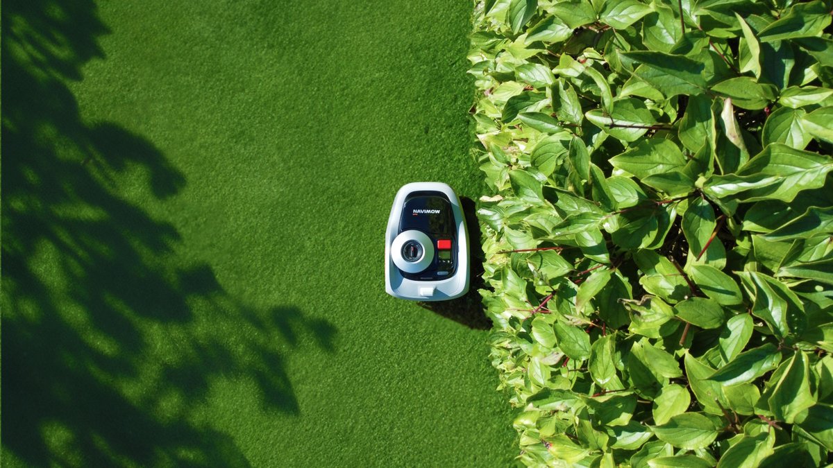 The precision of the Navimow i105 navigation system allows it to navigate the garden beds.  © Segway