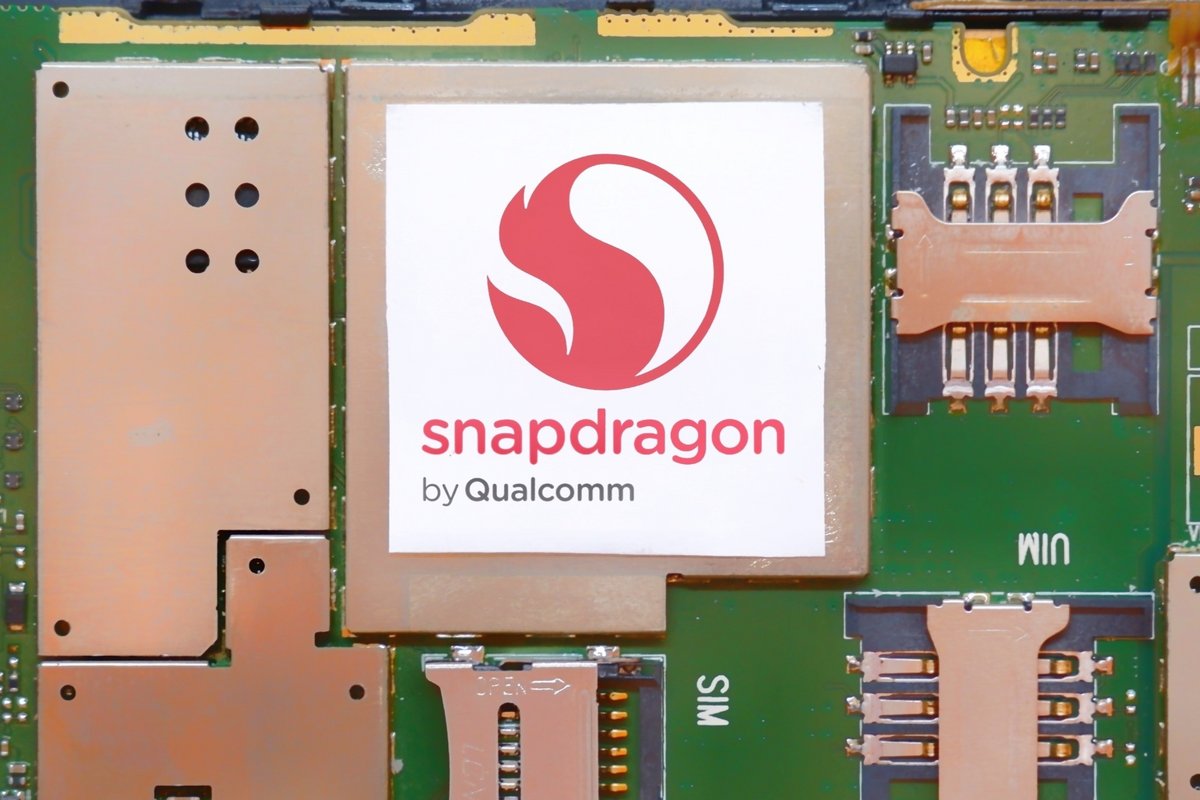 Logo de Qualcomm Snapdragon sur du matériel de smartphone © Poetra.RH / Shutterstock.com