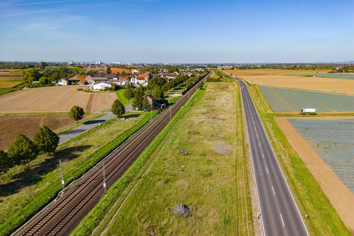 Vue aérienne de la route rurale et de la ligne de chemin de fer dans la campagne © reisezielinfo / Shutterstock)