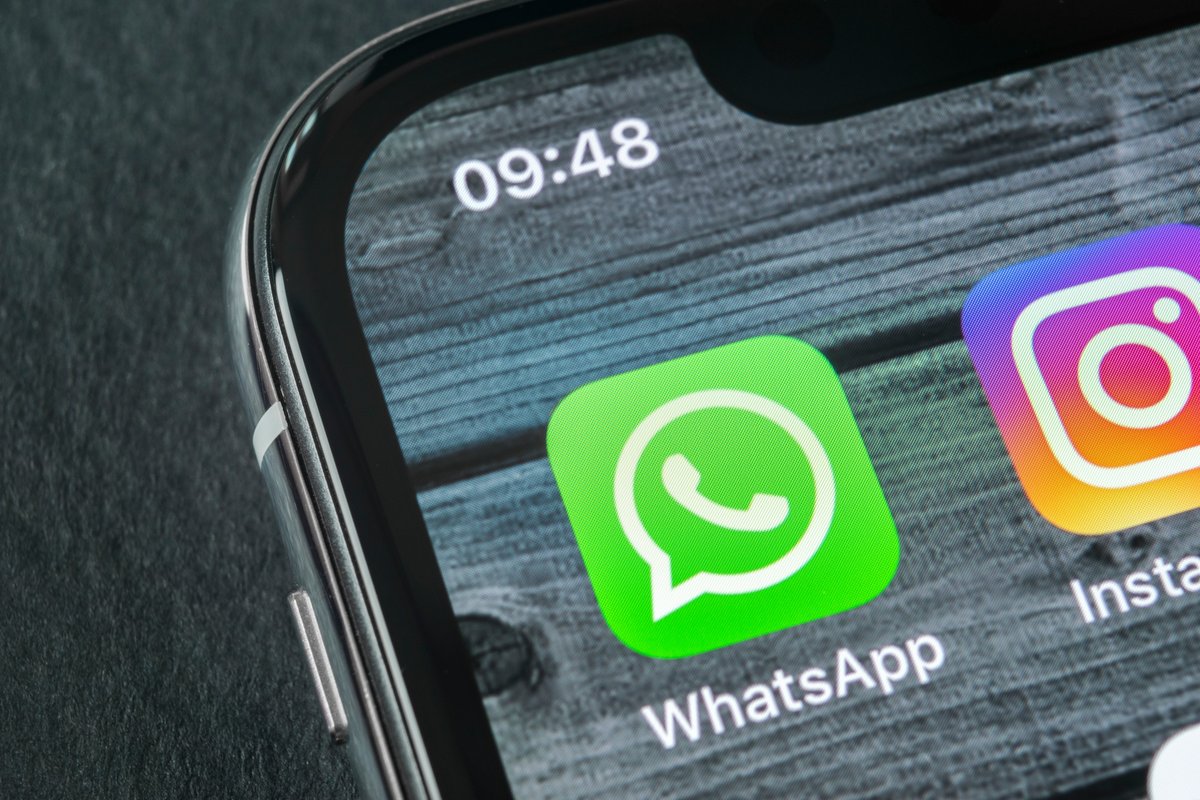 L'icône de l'application WhatsApp affichée sur smartphone © BigTunaOnline / Shutterstock