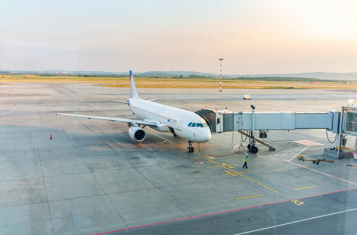 Un avion relié à sa passerelle © Dark_Side / Shutterstock