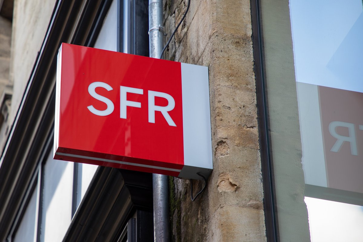 Logo SFR, devant une boutique de l'opérateur à Bordeaux © sylv1rob1 / Shutterstock.com