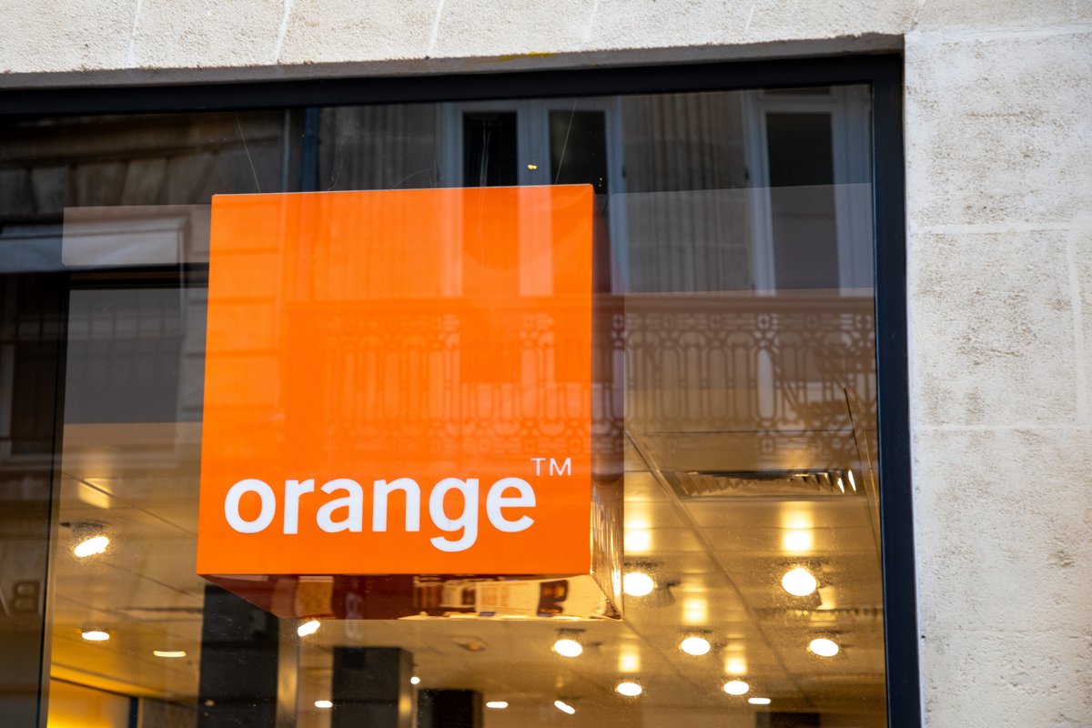 Le logo Orange, sur la façade d'une boutique © sylv1rob1 / Shutterstock