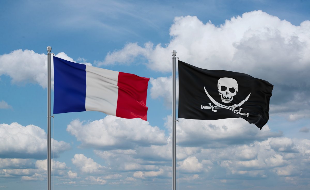 Deux drapeaux représentant la France et les pirates, symboles de la cyberattaque dont les ministères ont été victimes, ce 11 mars 2024 © iunewind / Shutterstock