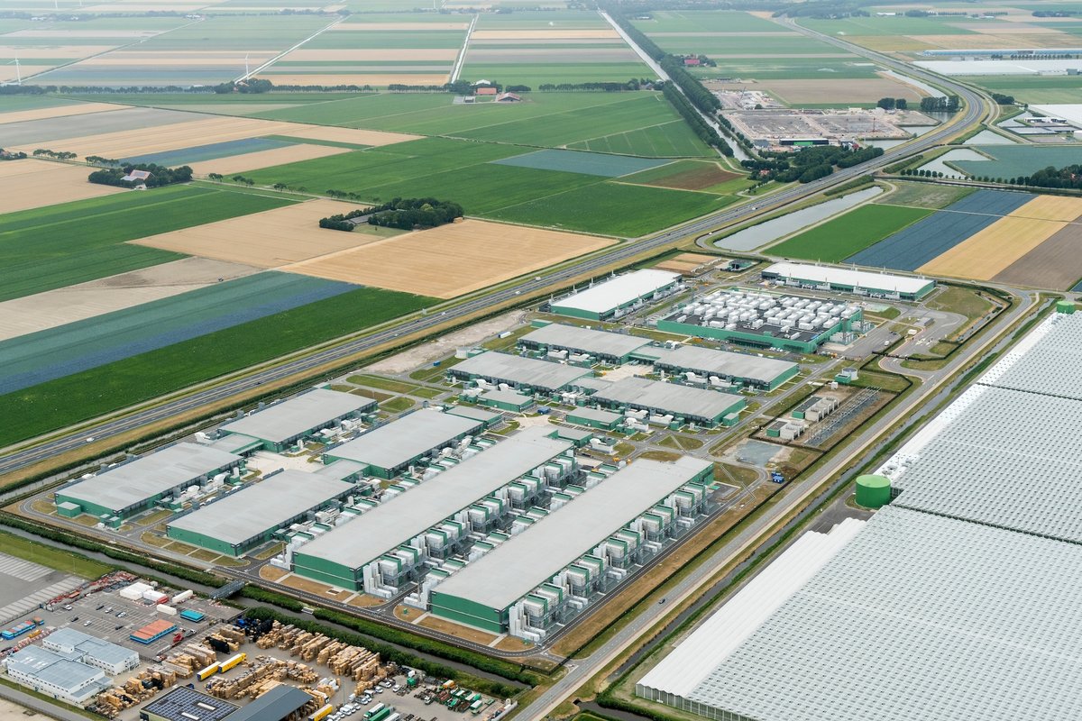 Microsoft has already opened data centers in Europe, like this one in Middenmeer in the Netherlands © Aerovista Luchtfotografie / Shutterstock