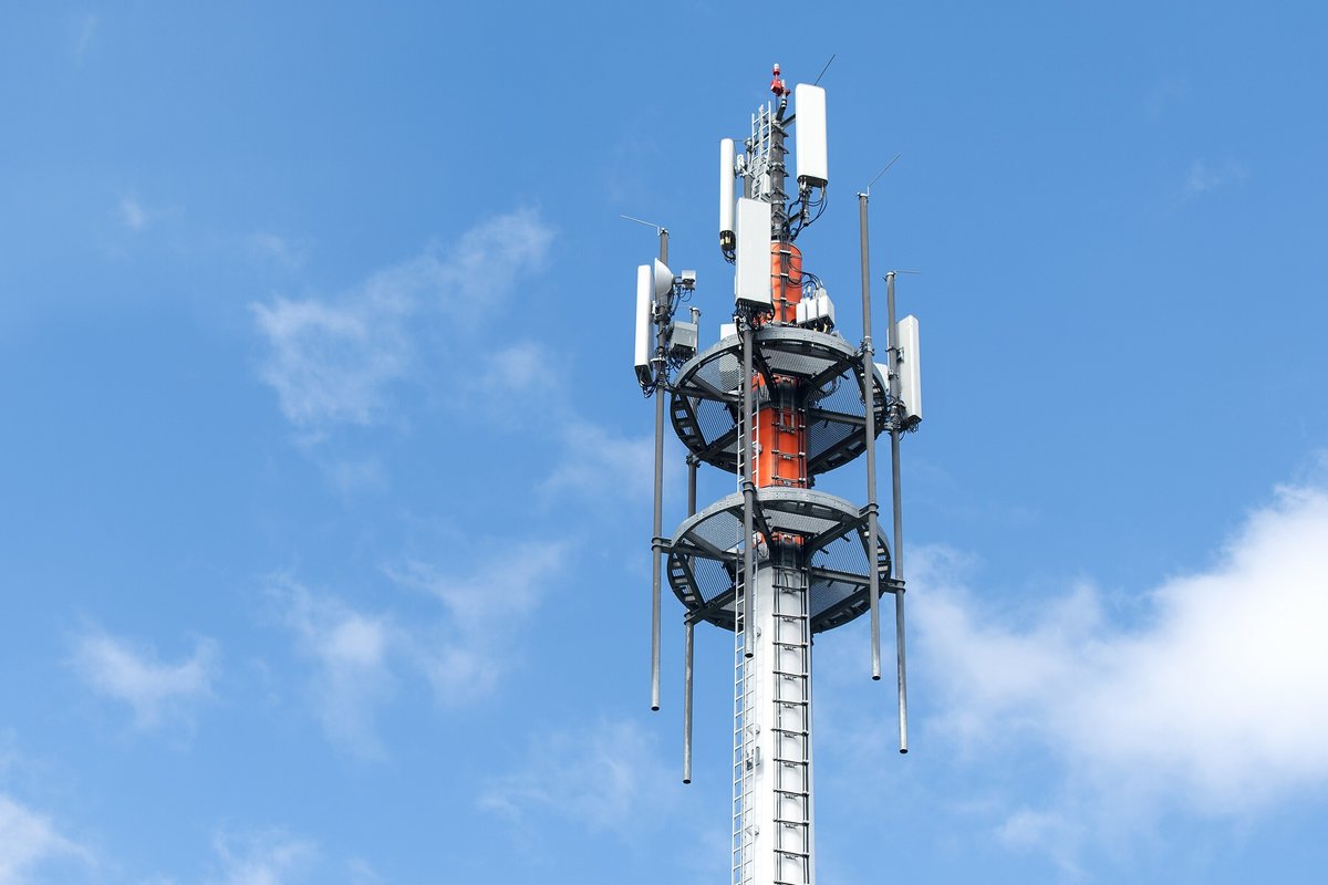 Un pylône avec des antennes de télécommunication © Zelma Brezinska / Shutterstock