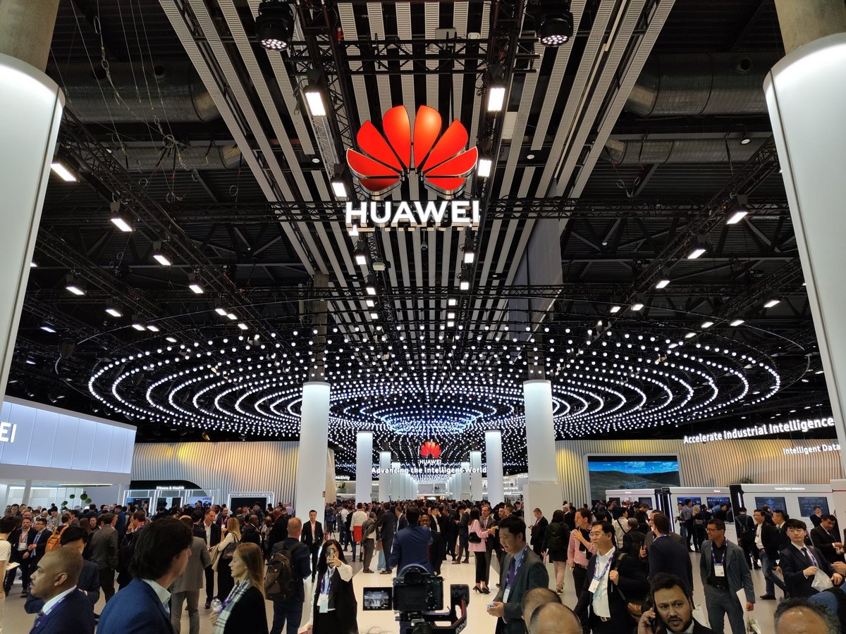 Le logo de Huawei sur le stand de Huawei au Mobile World Congress 2024 © Andrew Sozinov / Shutterstock
