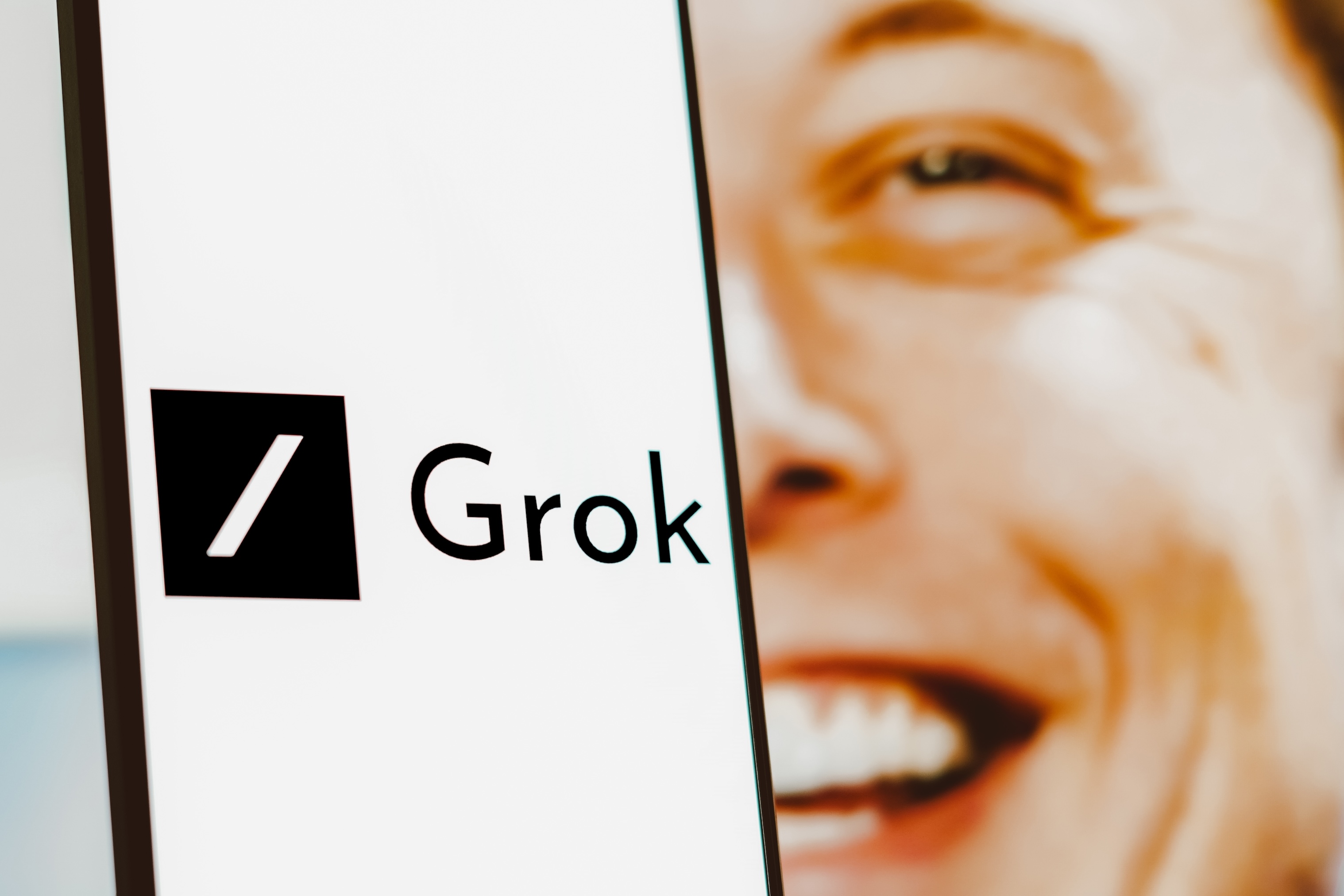 X (ex-Twitter) : l'IA d'Elon Musk Grok commence à débarquer en Europe
