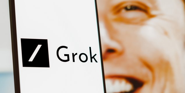 Elon Musk a trouvé une utilité à son IA Grok : rédiger des résumés de l'actualité et des fils de discussion sur X.com