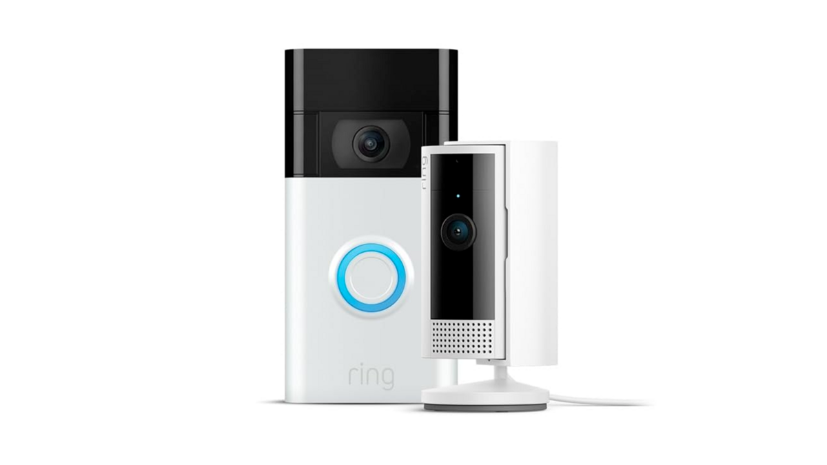 La Ring Video Doorbell 2 avec la caméra de surveillance, les deux en Full HD