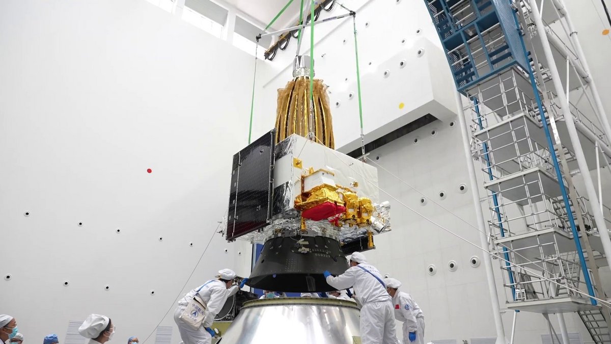 The Queqiao-2 space probe and its folded antenna during preparation before takeoff © CNSA