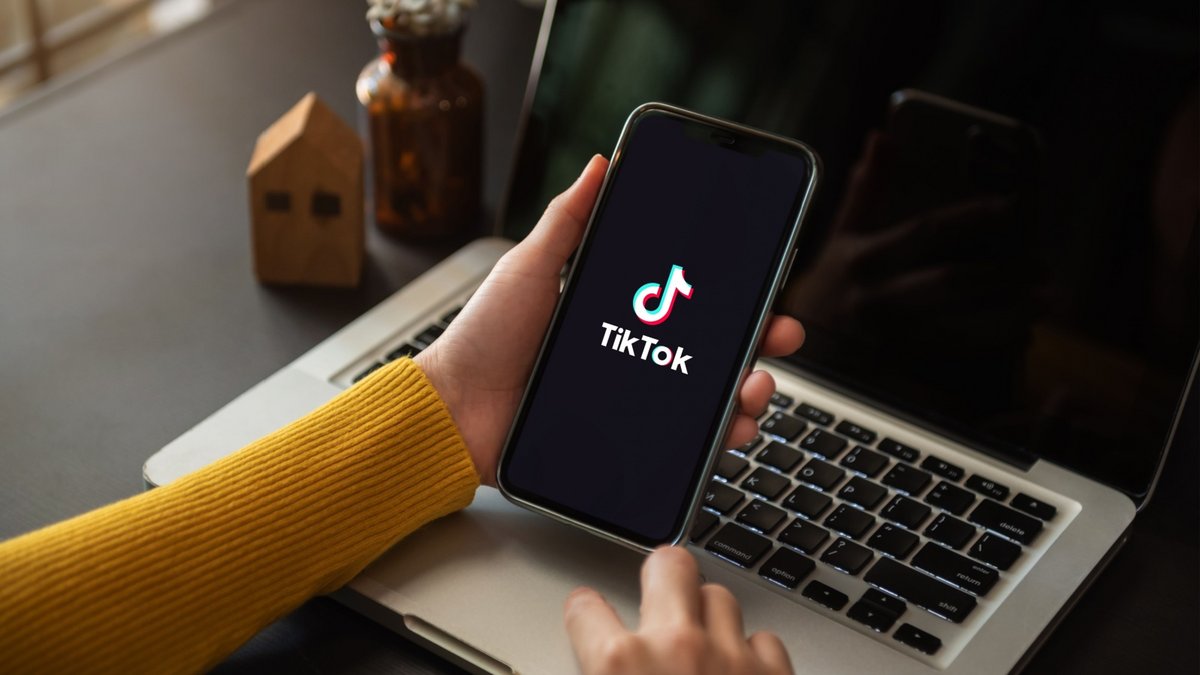 L'application TikTok s'ouvre sur un smartphone © Shutterstock