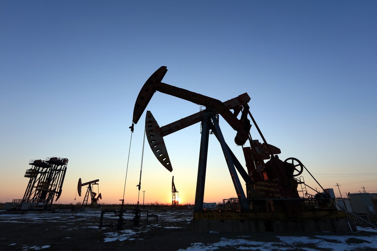 Un site pétrolier, avec une pompe à huile © zhengzaishuru / Shutterstock