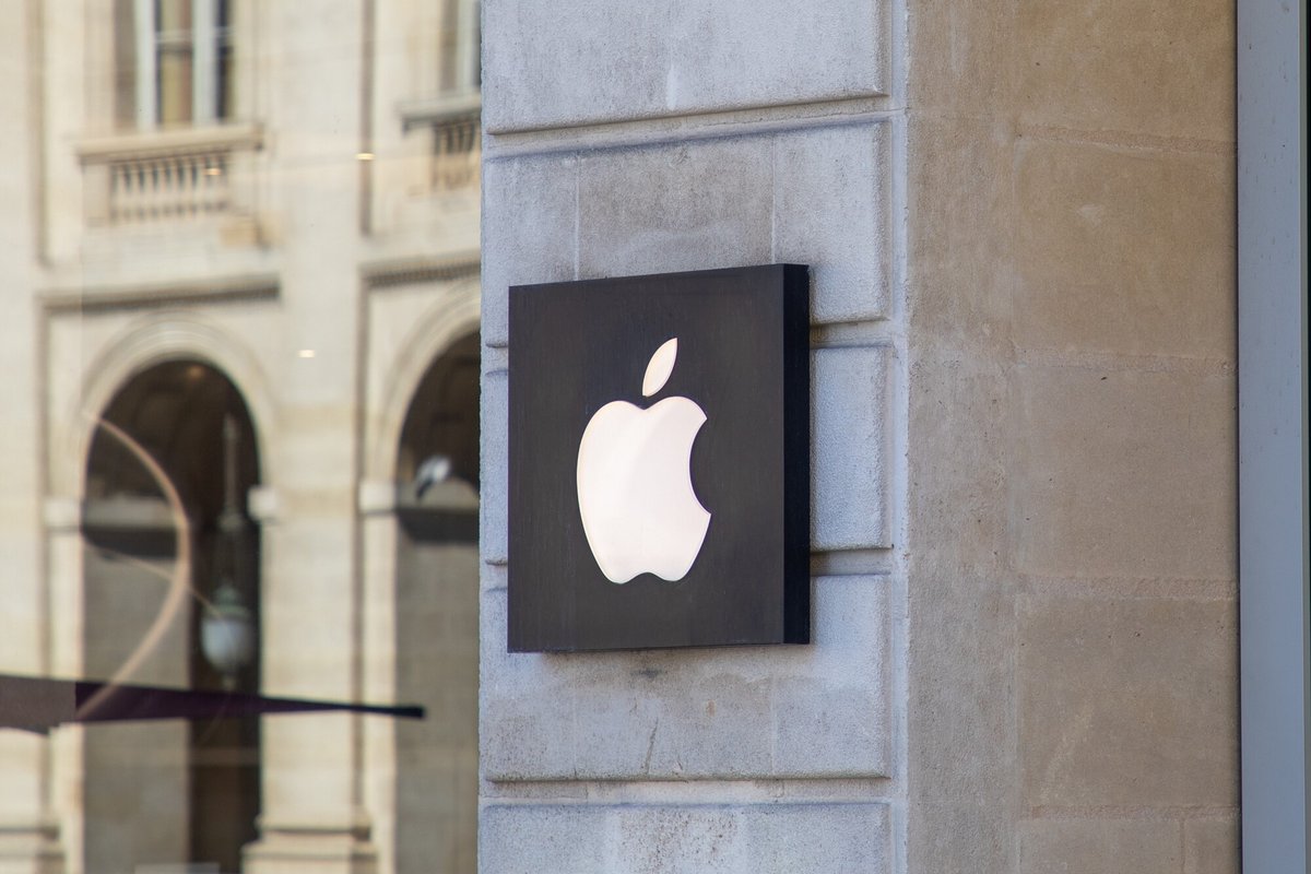 Le logo Apple, sur une boutique de Bordeaux © sylv1rob1 / Shutterstock.com