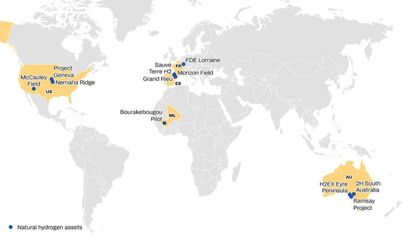  Carte présentant les différents projets d'hydrogène naturel à l'échelle mondiale, les points bleus représentant les sources identifiées ou confirmées © Rystad Energy's Hydrogen Solution