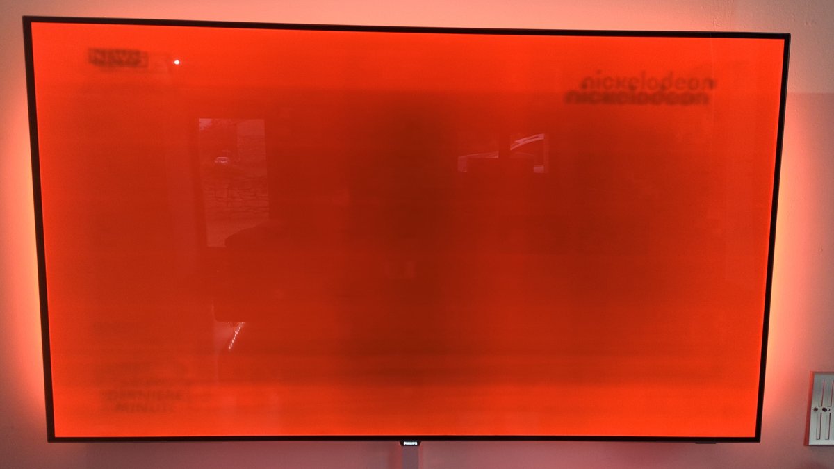 Bel exemple de burn in sur le téléviseur Philips OLED de Loïc. La dégradation des sous-pixels est bien visible au centre de l'écran, mais aussi avec l'incrustation permanente de trois logos différents. 