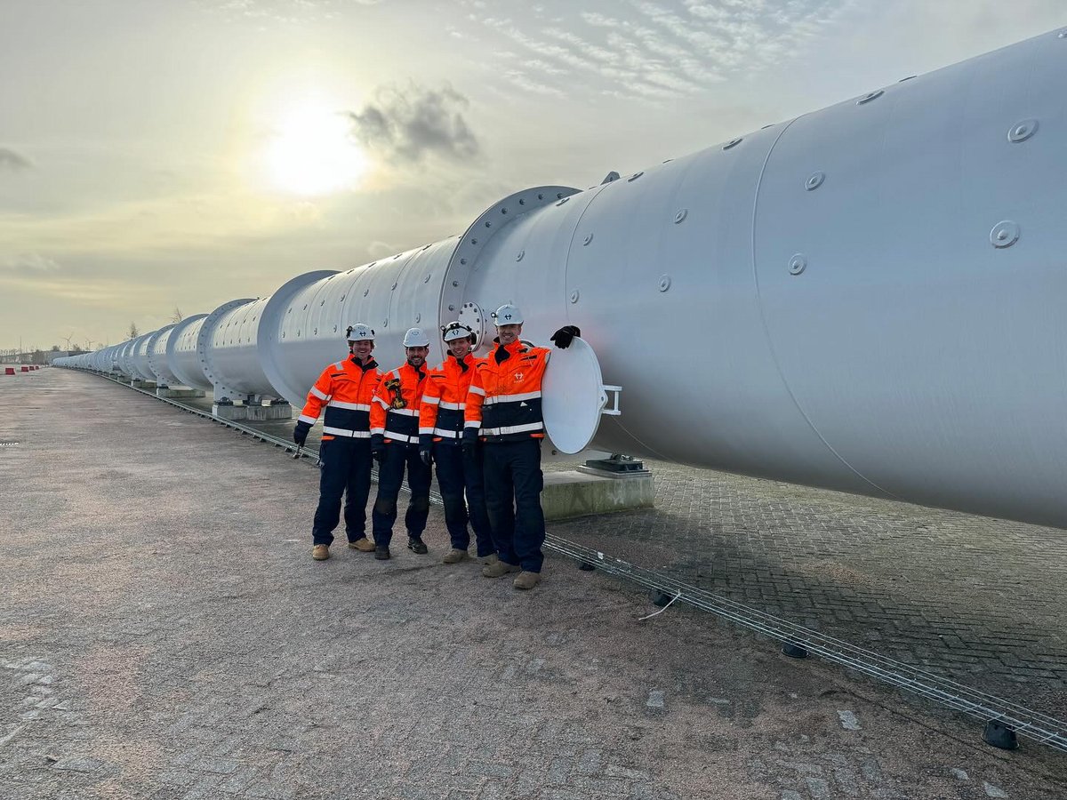 Les techniciens, fiers de poser devant le tube d'essai de l'hyperloop néerlandais © Hardt Hyperloop