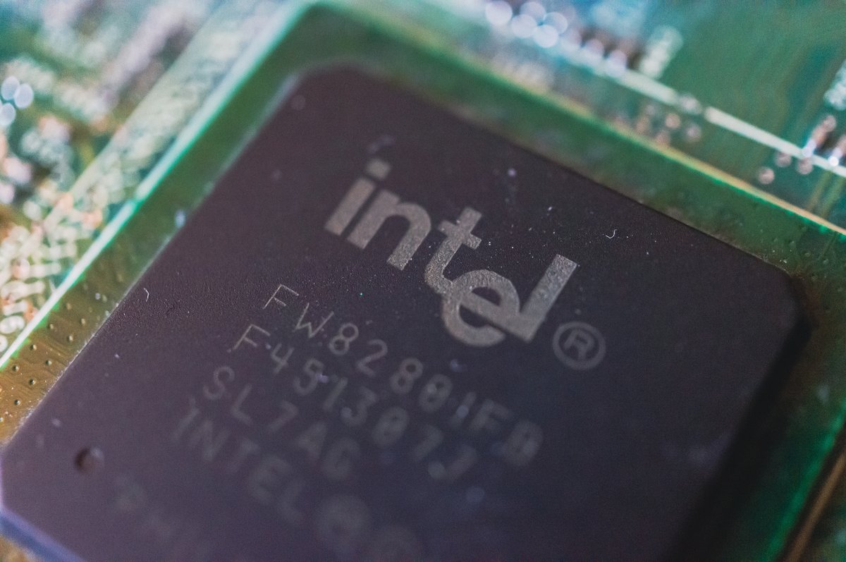 Une photo en gros plan d'une puce Intel sur une carte mère © Wirestock Creators / Shutterstock