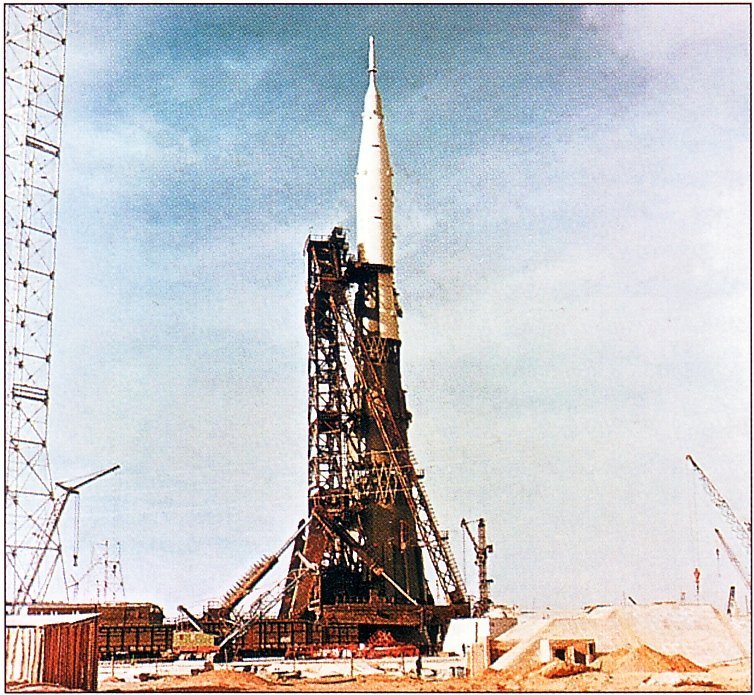 Une fusée N-1 (maquette, a priori) à la verticale au milieu de la construction de son propre site de lancement © inconnus