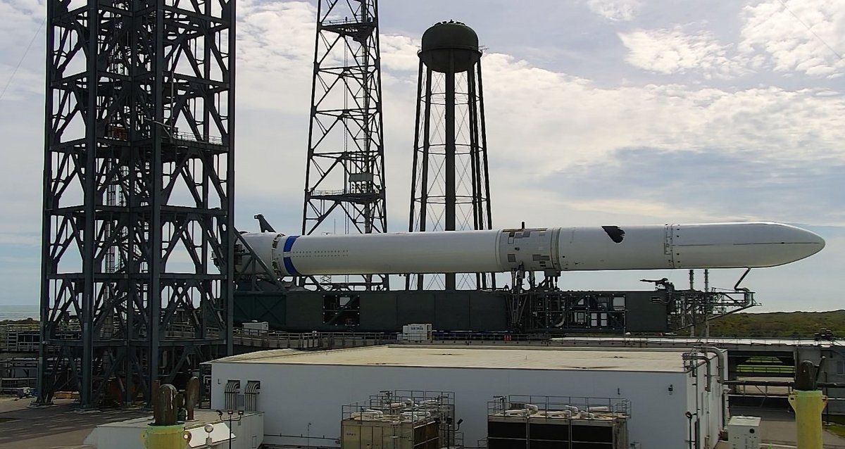 La fusée New Glenn de Blue Origin avant d&#039;être mise à la verticale sur son pas de tir © Blue Origin