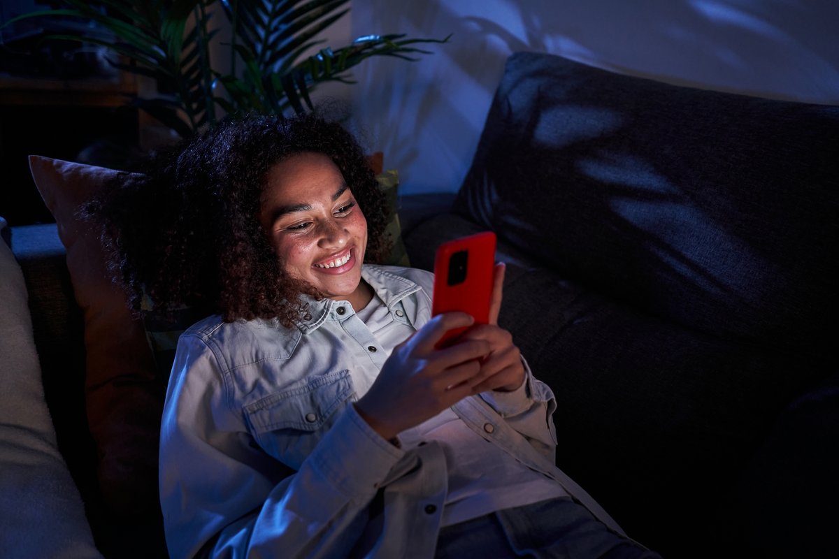 Une jeune fille en train d'utiliser son smartphone © CarlosBarquero / Shutterstock