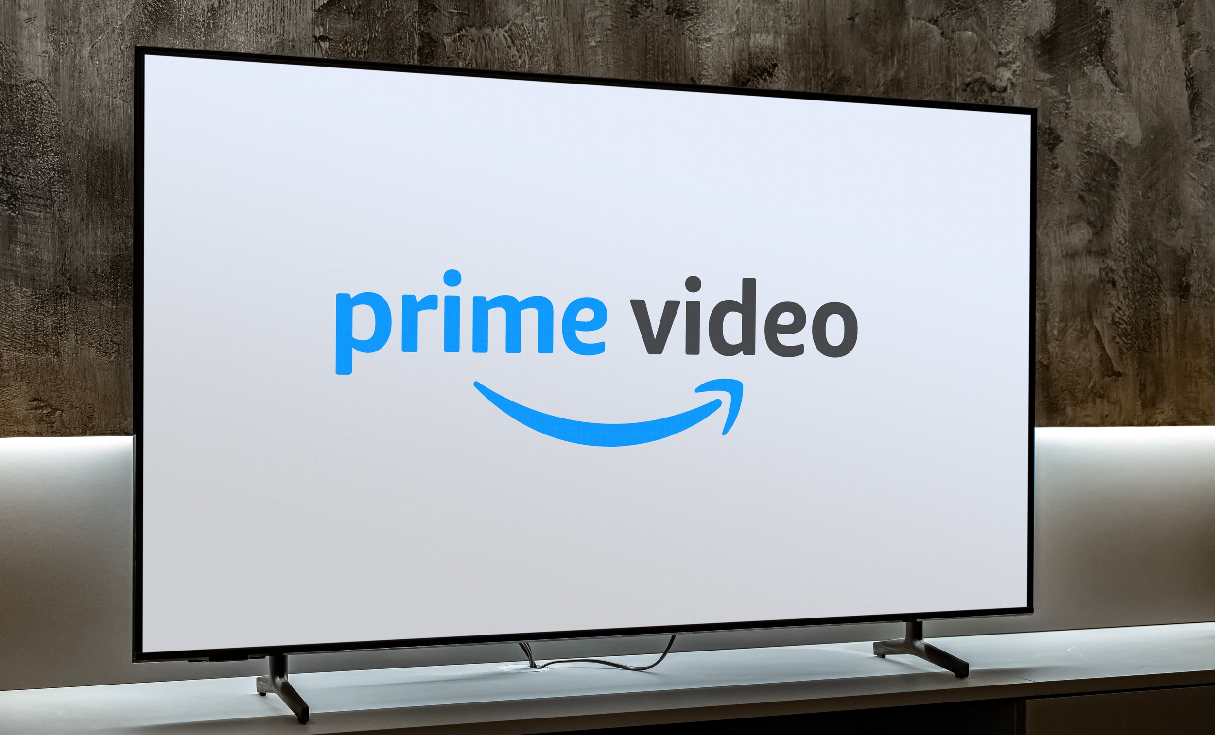 Téléviseur à écran plat affichant le logo de Prime Video