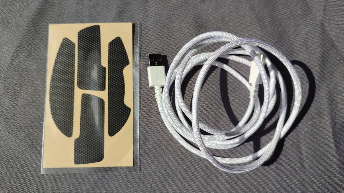 Razer fournit un solide câble USB-C et du grip facultatif à coller sur la souris © Antoine Roche