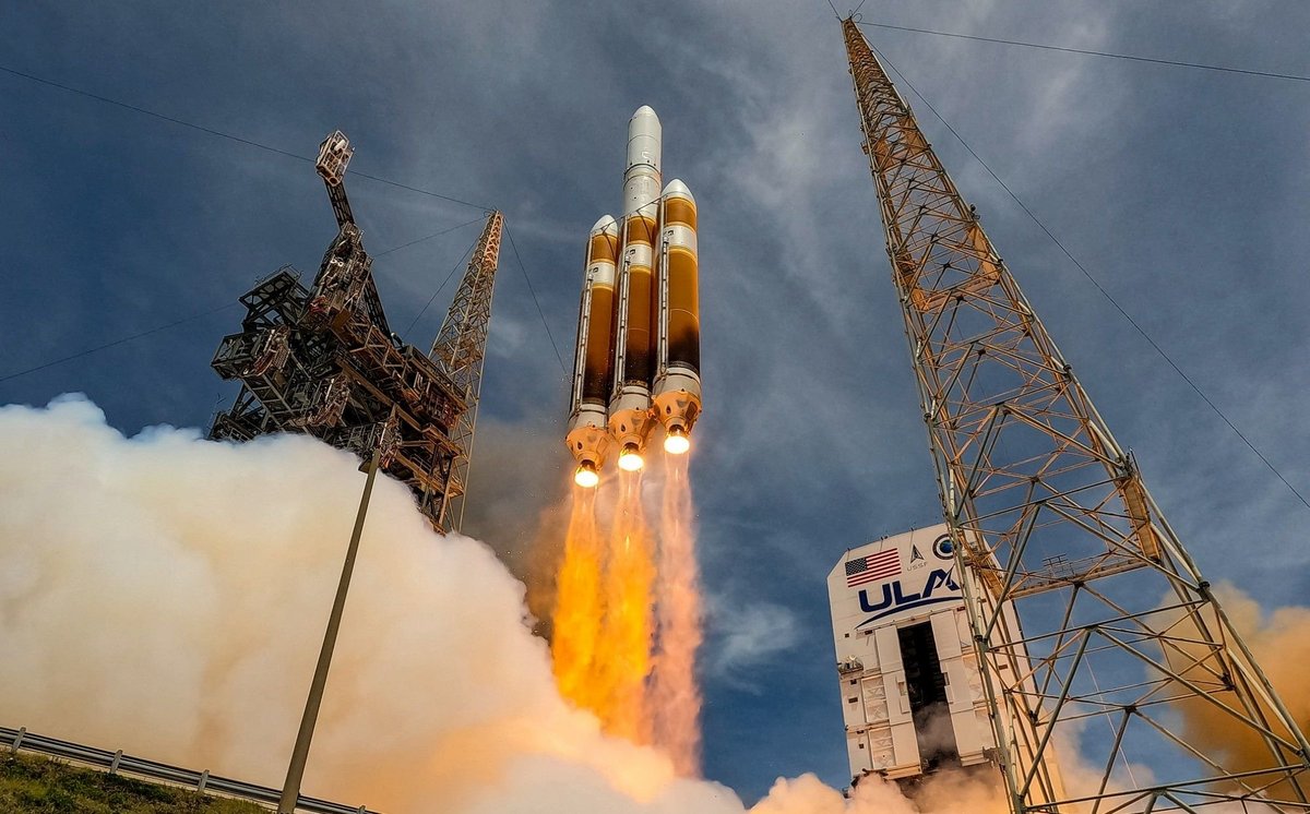 La base de ses réservoirs orange vient noircir à travers ses propres flammes... Delta IV Heavy décolle © United Launch Alliance