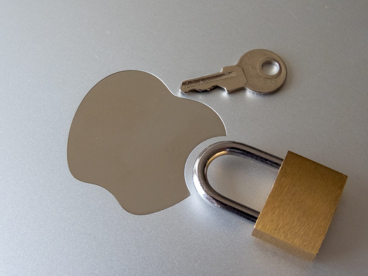 Une clé et un cadenas posés sur un MacBook © robert coolen / Shutterstock