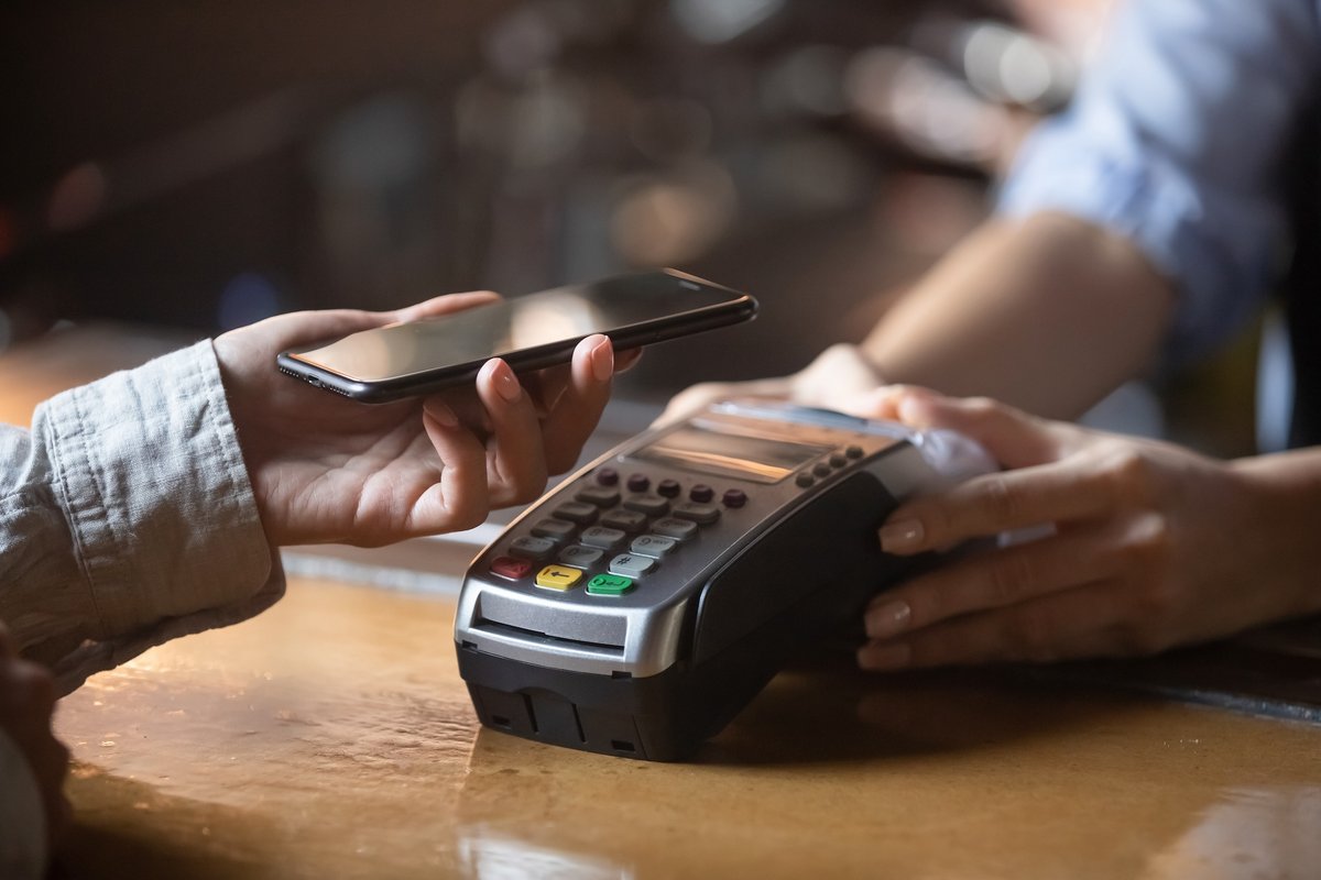 Grâce à Android 15, de plus en plus d'utilisateurs devraient pouvoir effectuer des paiements à l'aide de leur téléphone © fizkes / Shutterstock