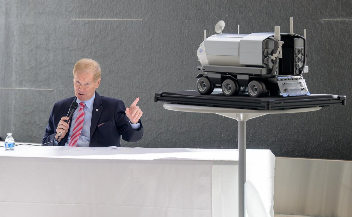 L'administrateur de la NASA devant la maquette de rover pressurisé japonais © NASA