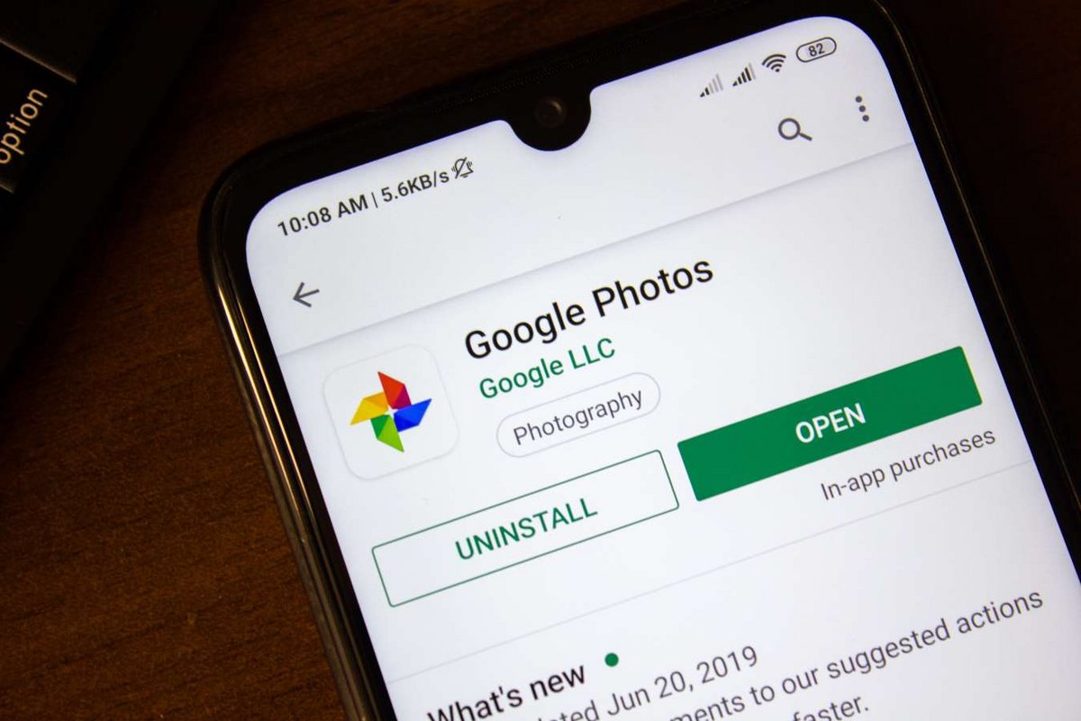 L'app Google Photos sur smartphone Android © Sharaf Maksumov / Shutterstock