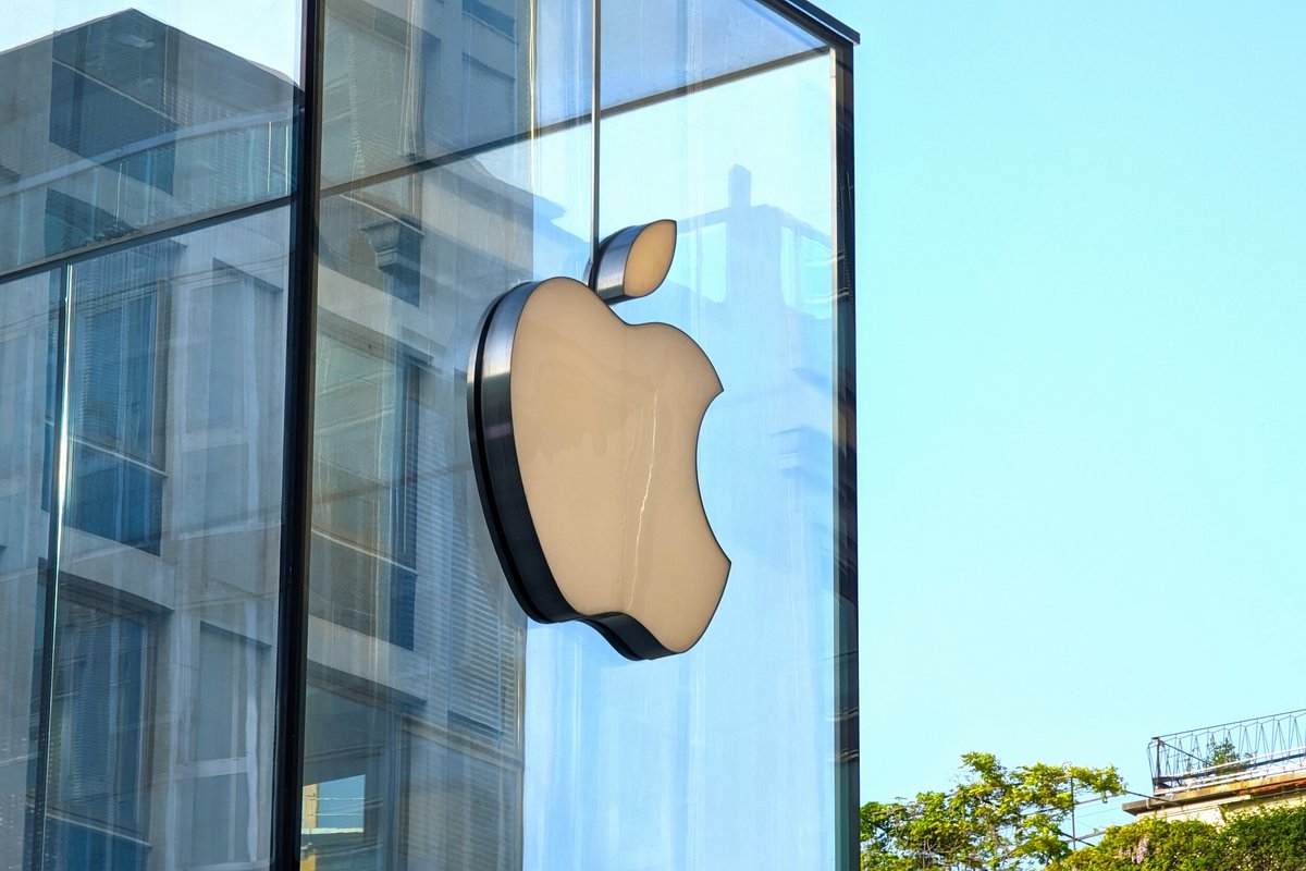 Le logo d'Apple, affiché sur la vitrine d'un App Store © Alexandre Boero / Clubic